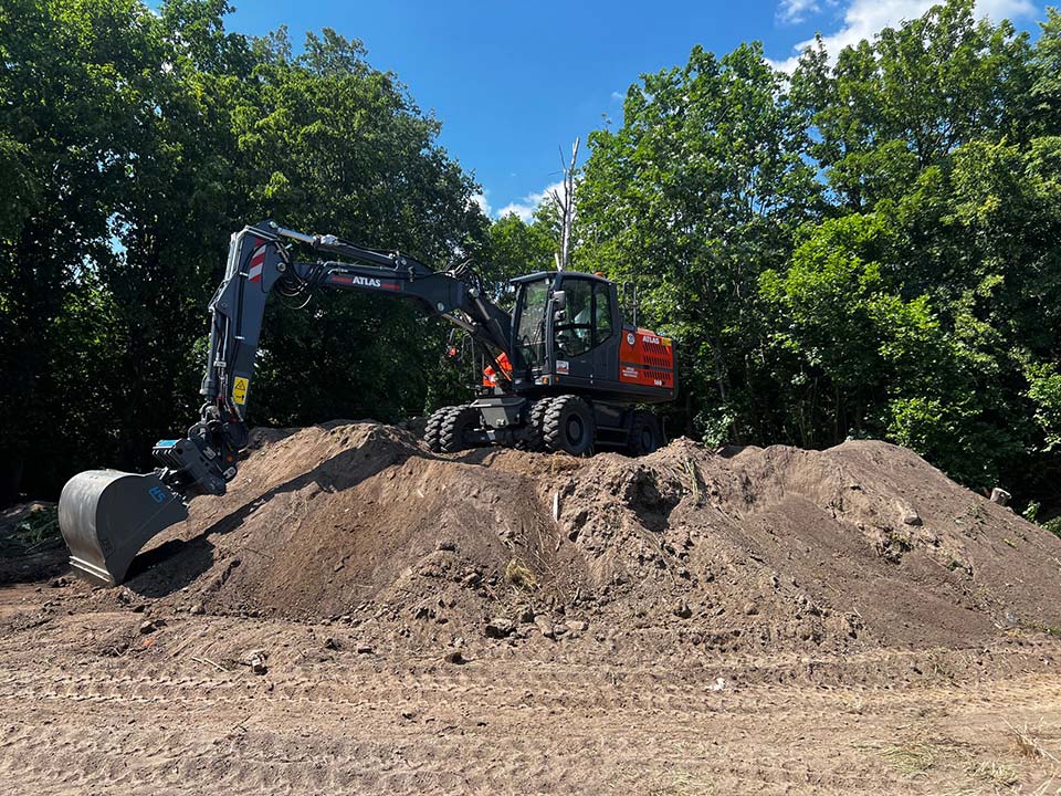 Gartenprojekt von Jan Garden in Hannover mit Rasenfläche und Teich