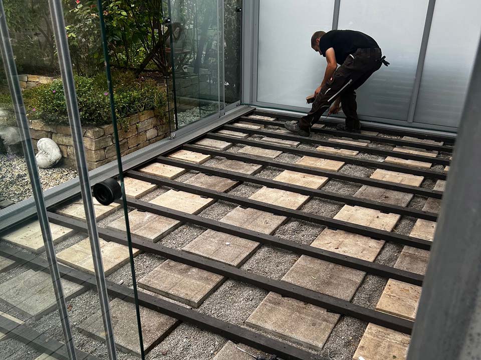Gartenanlage mit Rasenfläche und Außenbereich