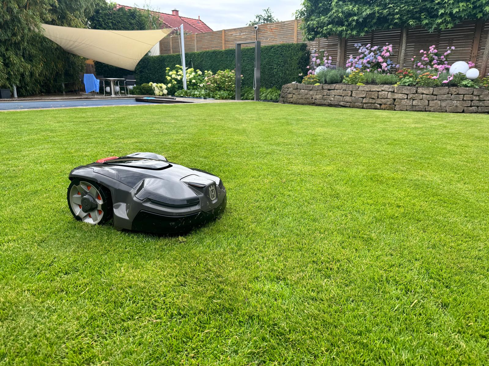 Mähroboter auf gepflegtem Rasen in Hannover