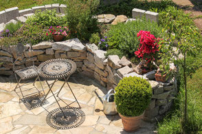 Naturnaher Garten mit Wasserelement