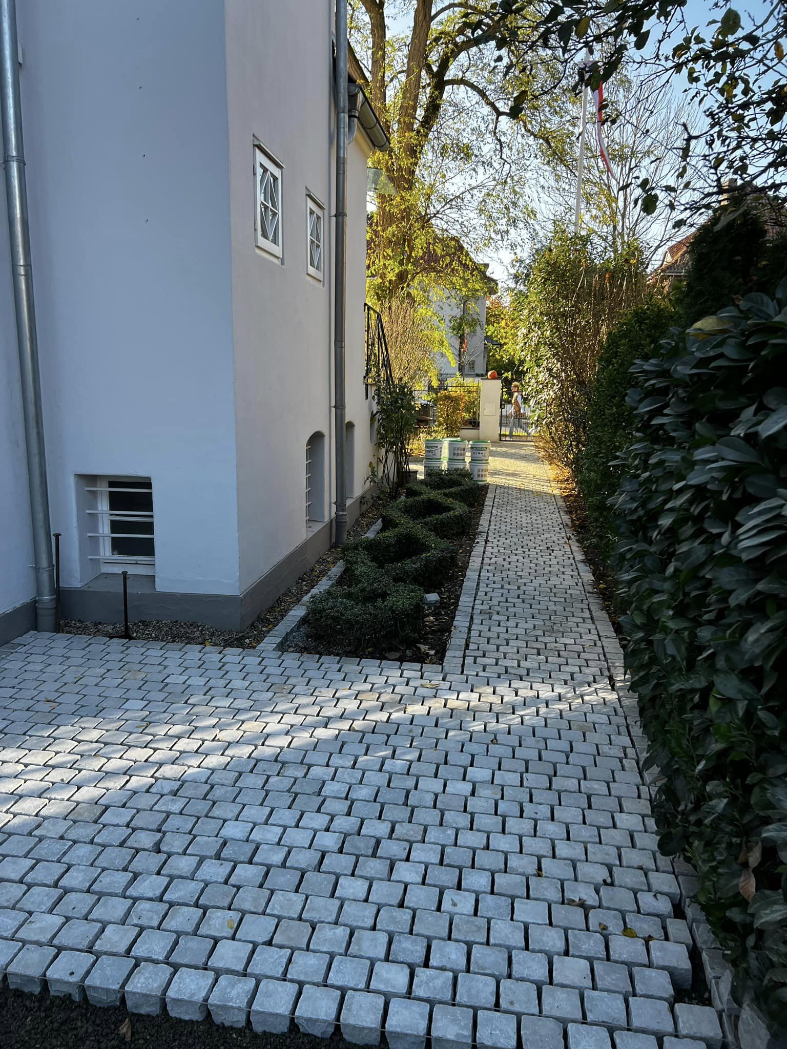 Gepflasterter Gartenweg mit Bepflanzung