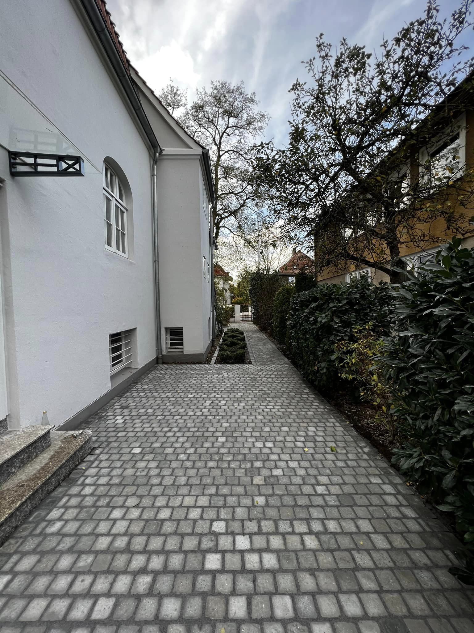 Gartenanlage mit Wegen und Bepflanzung