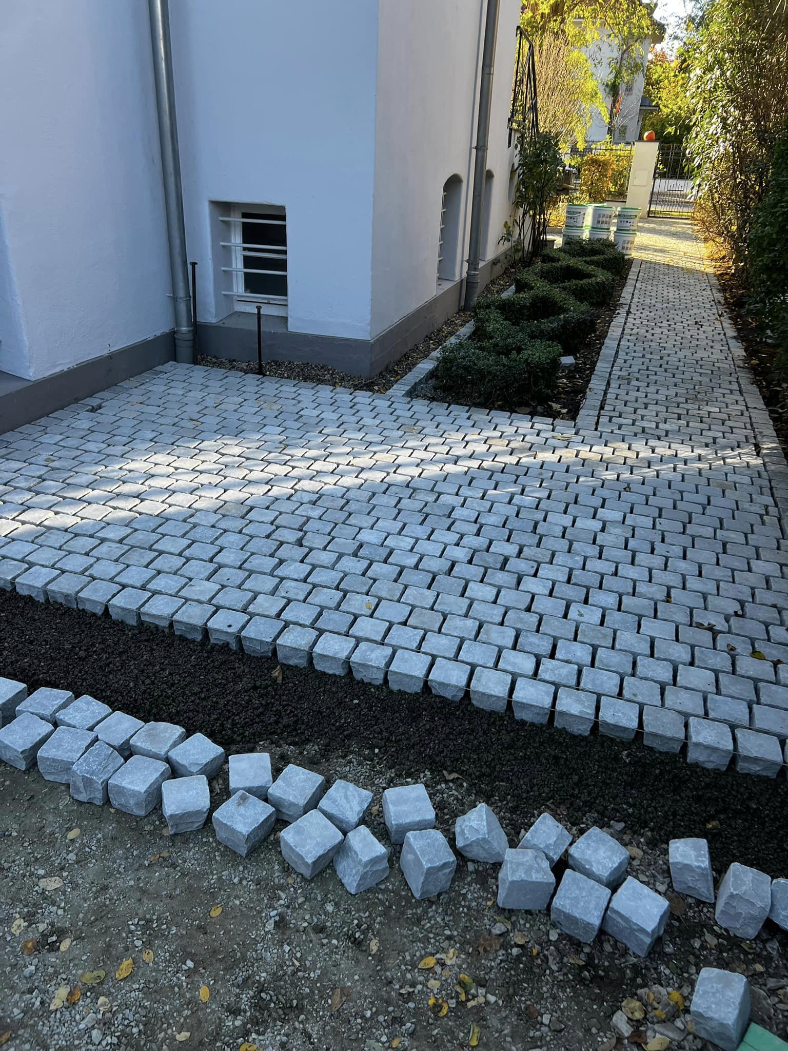 Terrasse und Gartenweg im Privatgarten