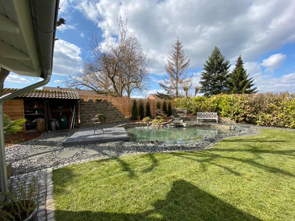 Gartenweg mit Bepflanzung und Kanten