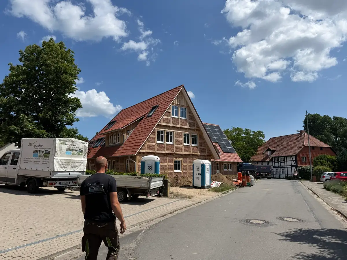 Wohnhaus und Baustellenbereich zu Beginn der Gartengestaltung in Laatzen-Grasdorf