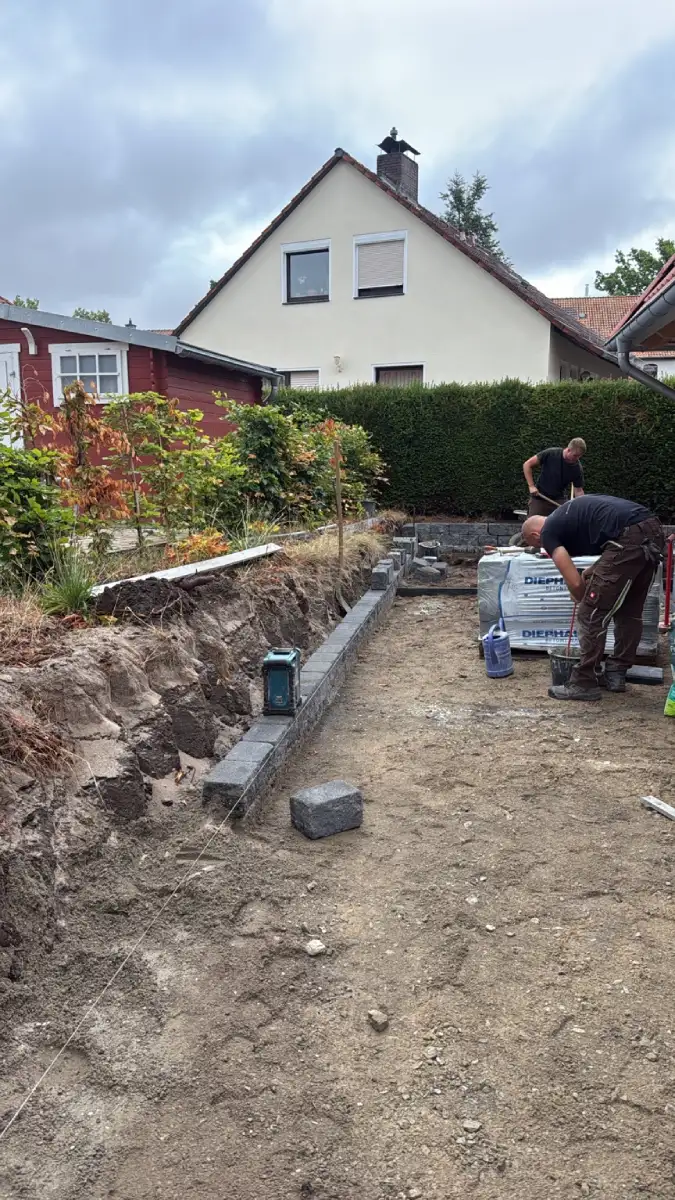 Bau einer Stützmauer zur Gliederung des Gartengeländes in Laatzen-Grasdorf