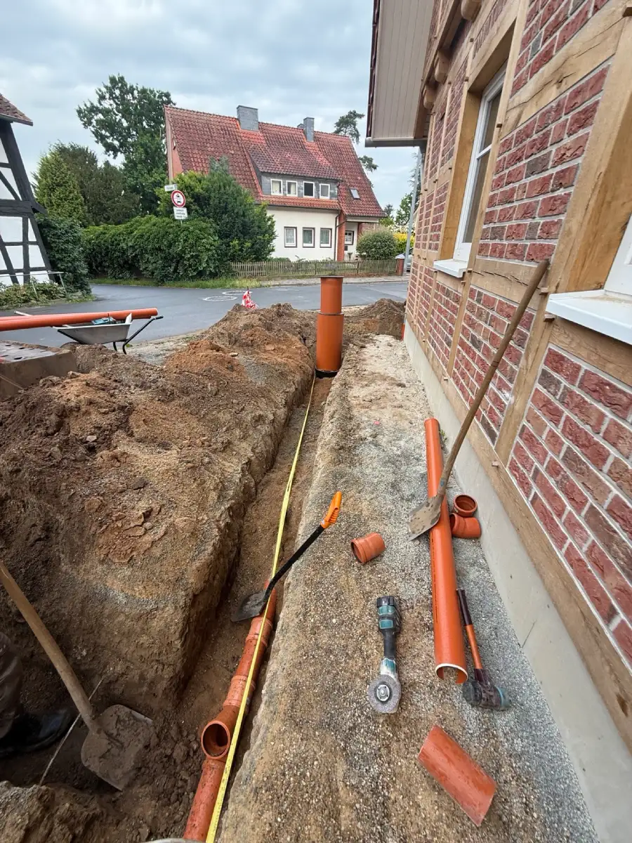 Verlegung von Leitungen für Regenwasser und Abwasser entlang des Wohnhauses in Laatzen-Grasdorf