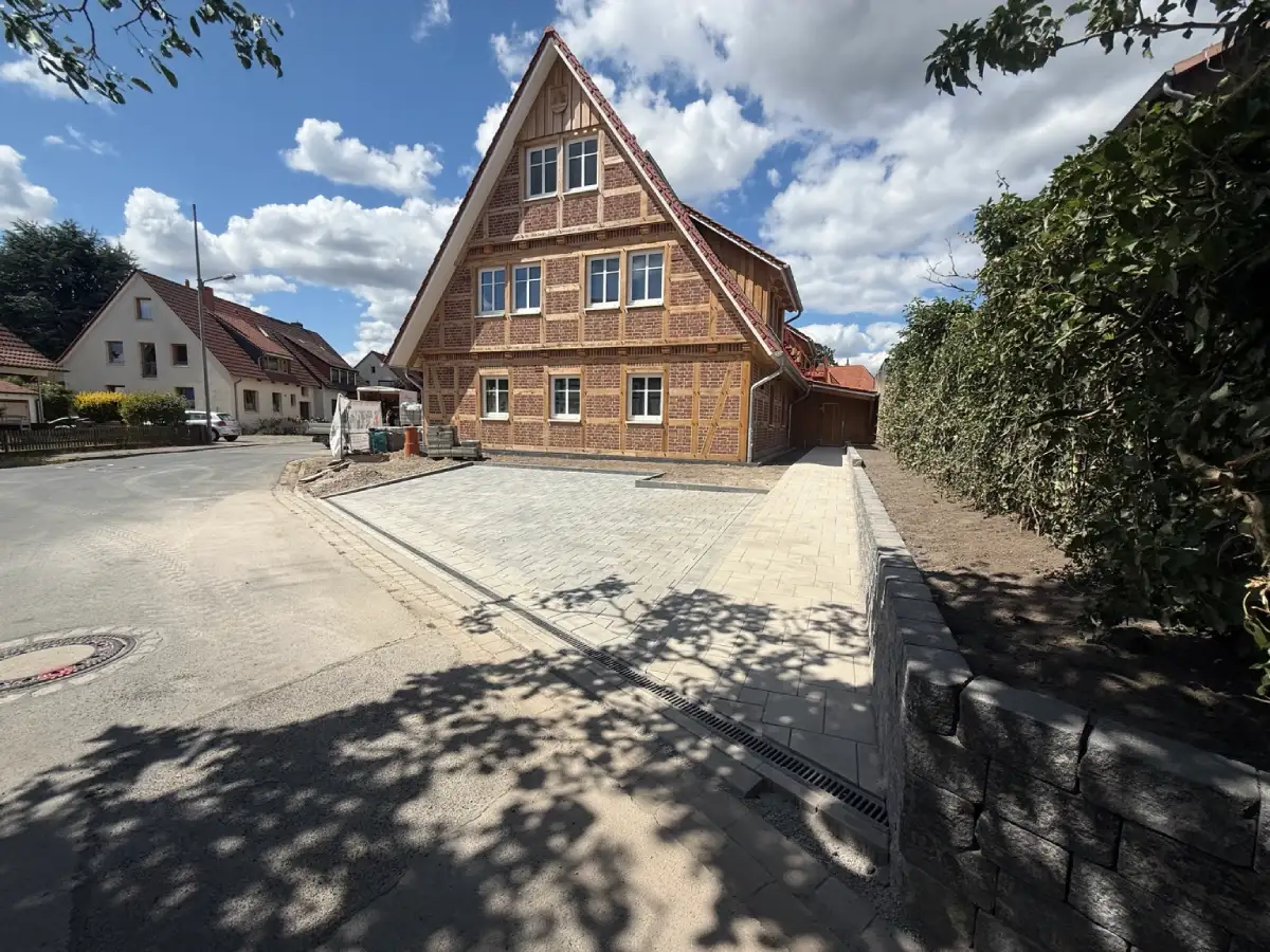 Neu gepflasterte Zufahrt und Parkplatzfläche vor dem Wohnhaus in Laatzen-Grasdorf