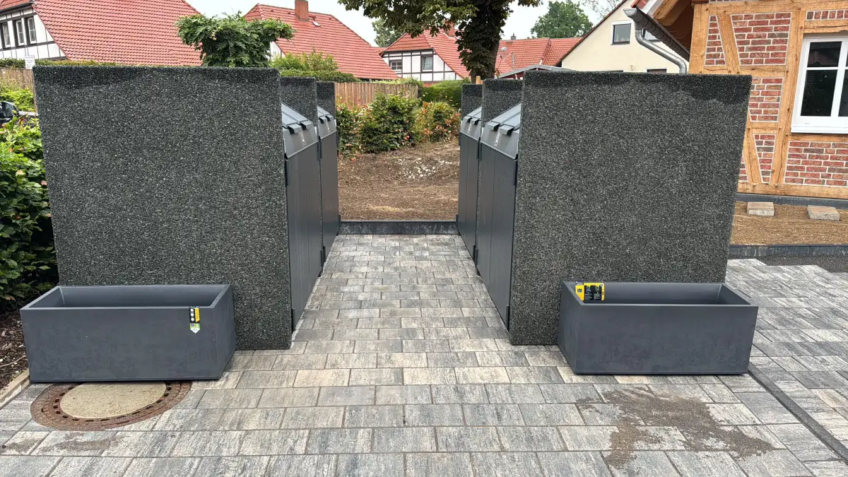 In die gepflasterte Außenanlage integrierte Mülltonneneinhausung in Laatzen-Grasdorf