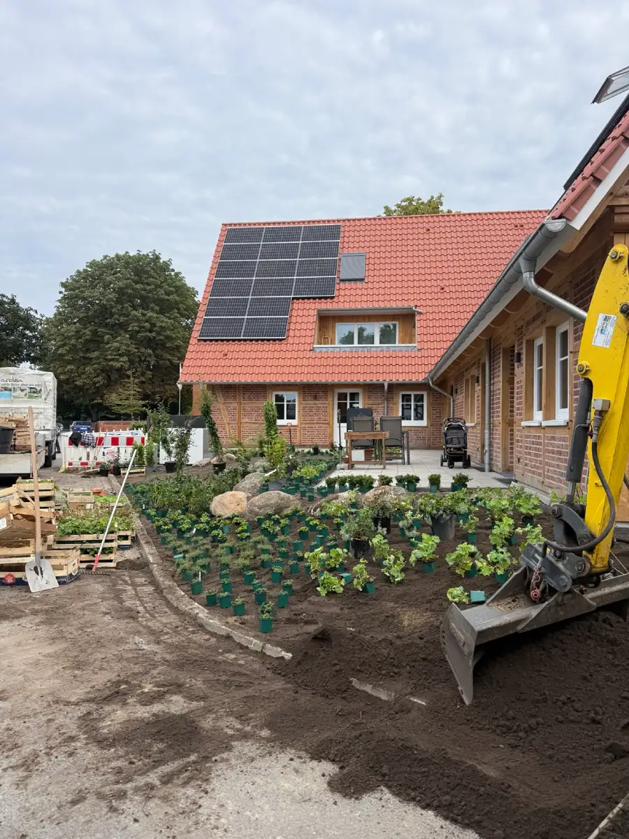 Vorbereitete Pflanzflächen und Terrasse während der Begrünung des Gartens in Laatzen-Grasdorf