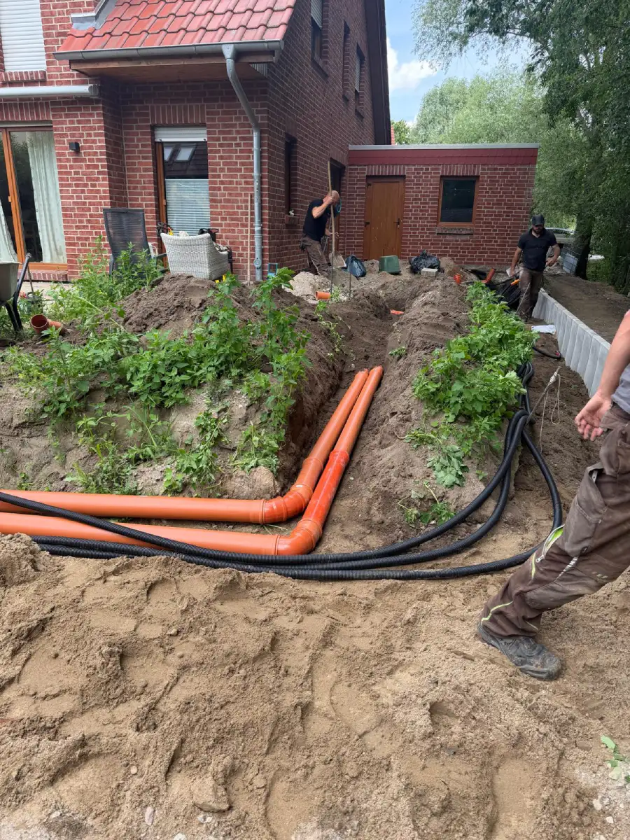 Verlegte Entwässerungs- und Rohrleitungen im Garten in Hannover