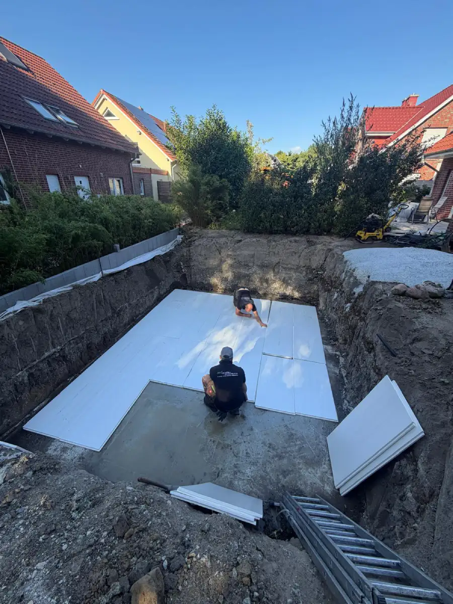 Verlegung von Dämmplatten auf der vorbereiteten Poolfläche in Hannover