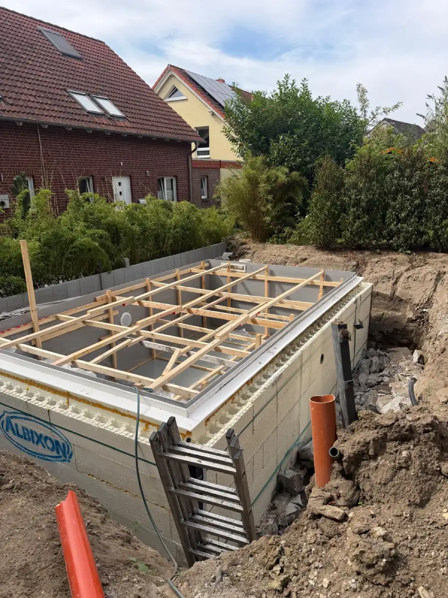 Eingesetzter Poolkörper in der vorbereiteten Baugrube in Hannover