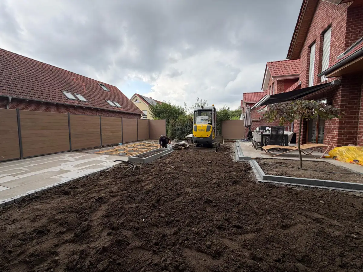 Terrassenbau, Einfassungen und Windschutz während der Gartengestaltung in Hannover