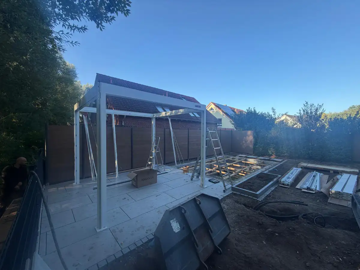 Montage einer Pergola auf der neuen Sonnenterrasse in Hannover