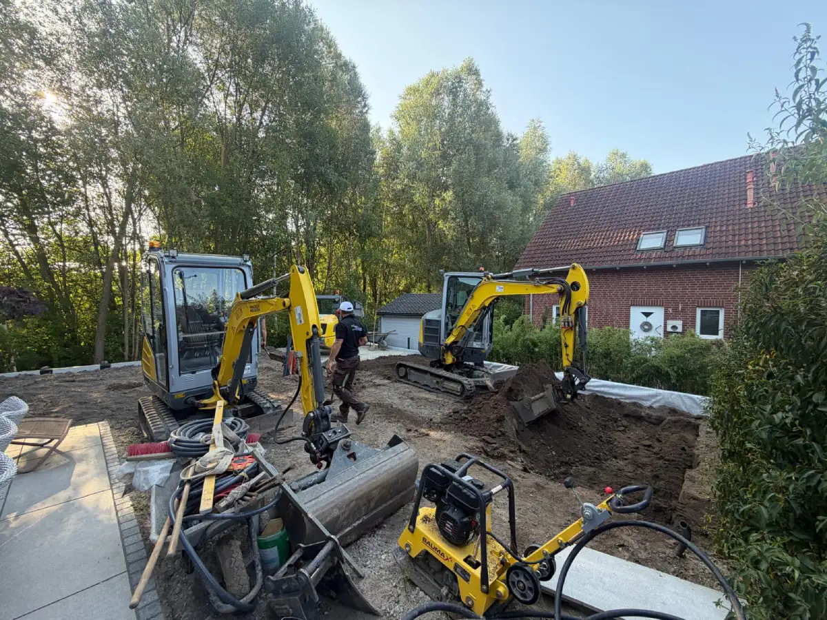 Erdarbeiten mit Baggern nach dem Rückbau des Gartens in Hannover