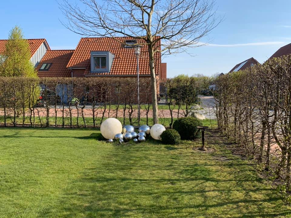 Saisonale Gartenpflege auf einer Rasenfläche