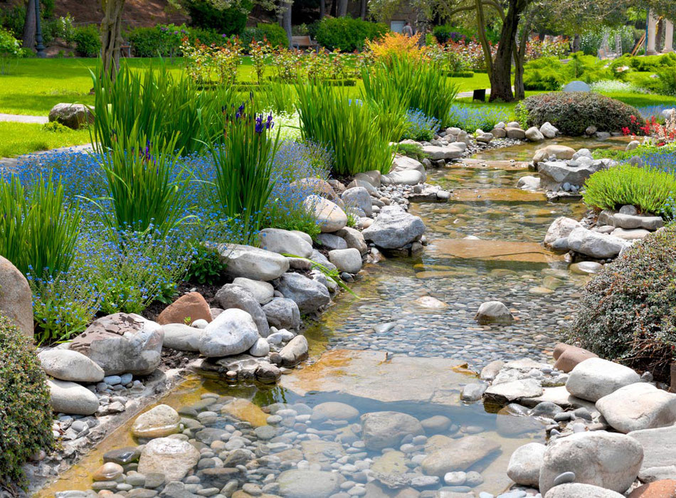 Gartenanlage mit Wasserlauf und Stauden