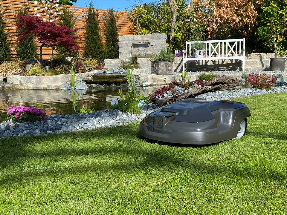 Mähroboter in einer Gartenanlage