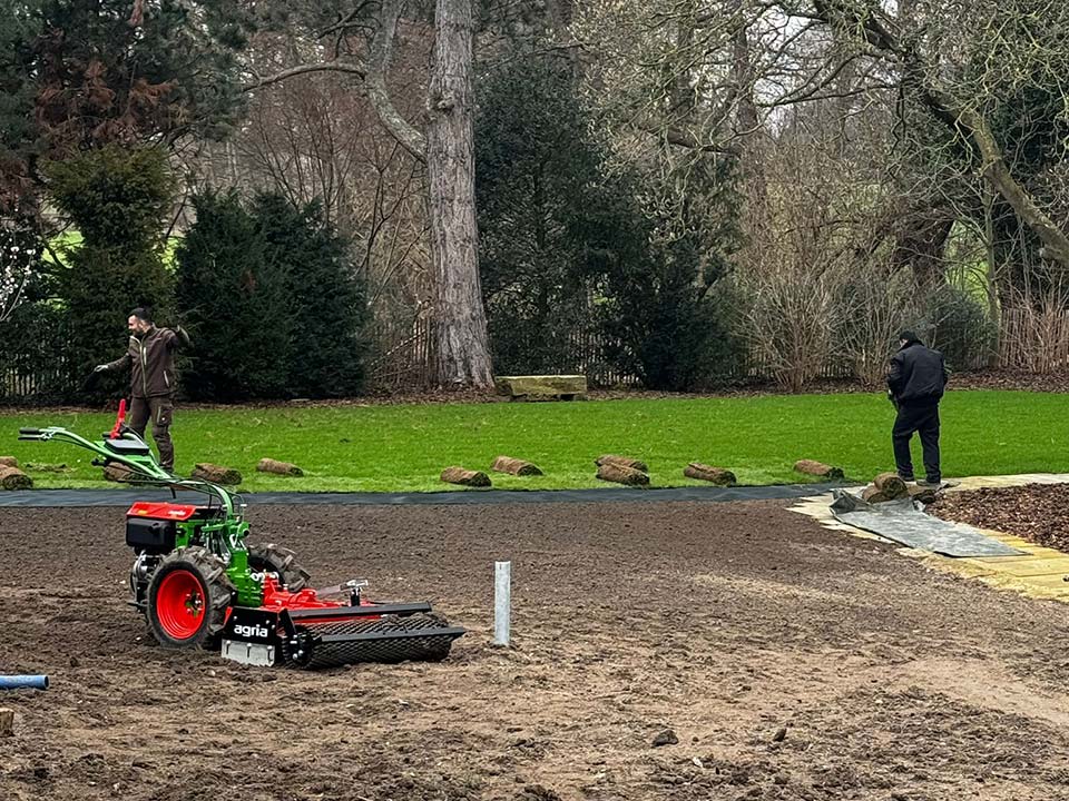 Gartengestaltung mit Rasen und Pflanzflächen